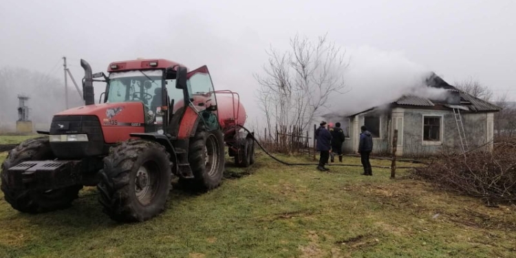 На Николаевщине спасатели тушили сено и крышу заброшенного дома (ФОТО)