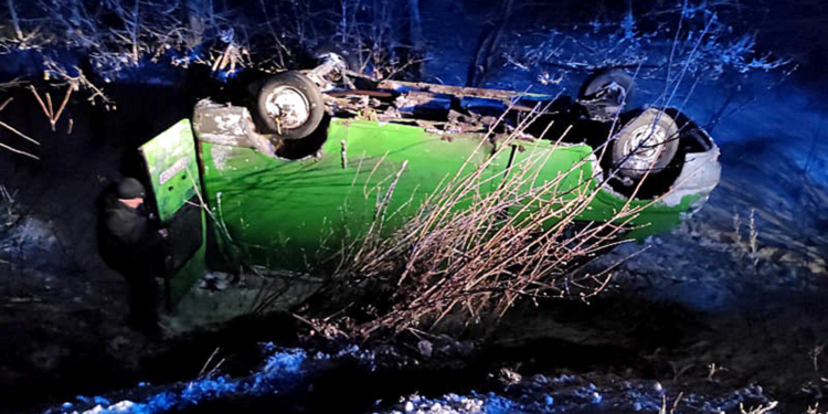 На Николаевщине микроавтобус съехал в кювет и перевернулся