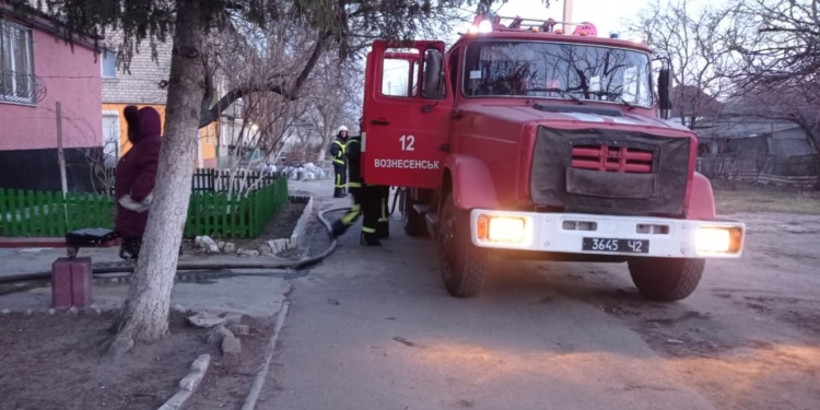 В Вознесенске горела квартира, соседей пришлось эвакуировать (ФОТО)