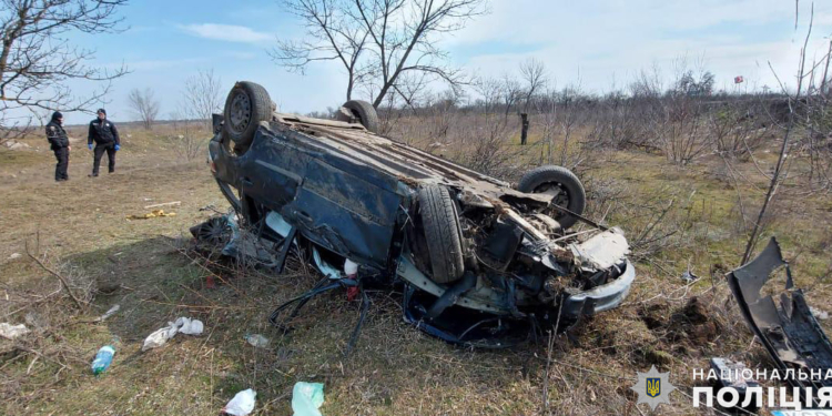 В Николаеве Renault  вылетел в кювет и перевернулся, водитель погиб (ФОТО)
