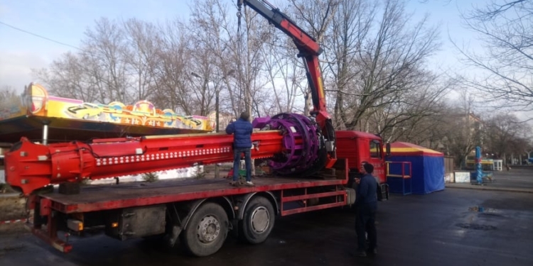 В детском городке “Сказка” началась установка  аттракционов победителя конкурса мэрии (ФОТО)