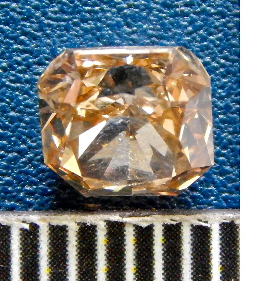 Драгоценная посылка. Таможенники обнаружили редкие бриллианты из США (ФОТО) 11