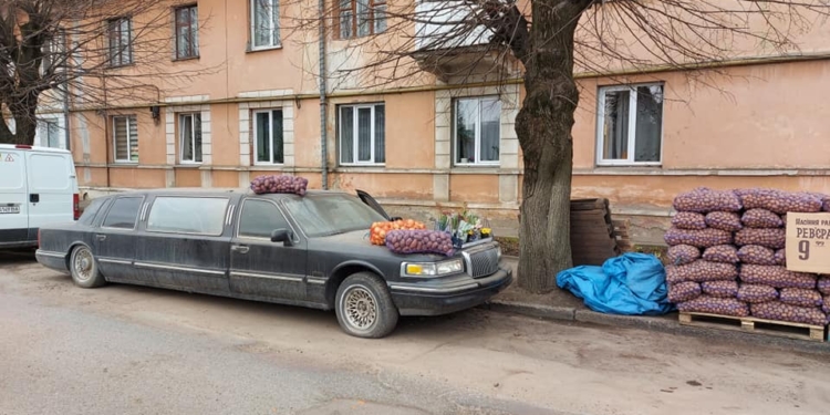 Роскошь как образ жизни: в Черновцах лимузин Lincoln используют как прилавок для торговли картошкой