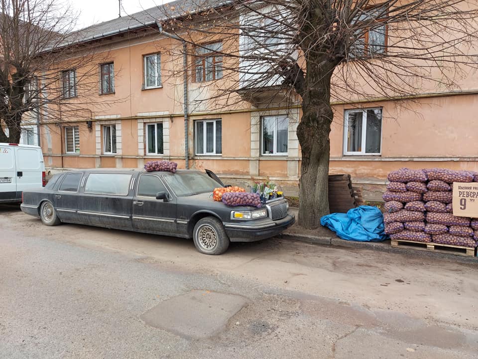 Роскошь как образ жизни: в Черновцах лимузин Lincoln используют как прилавок для торговли картошкой 2