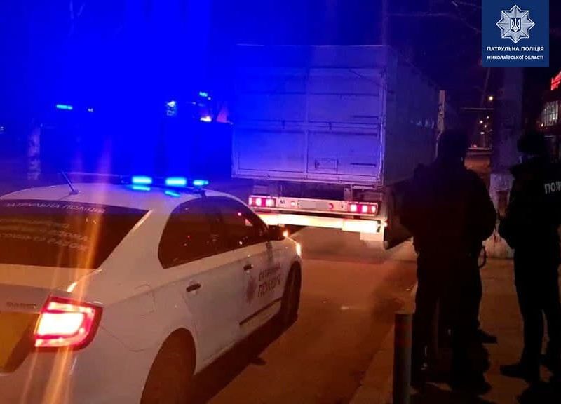 В Николаеве водителя фуры патрульные останавливали два раза за одну ночь
