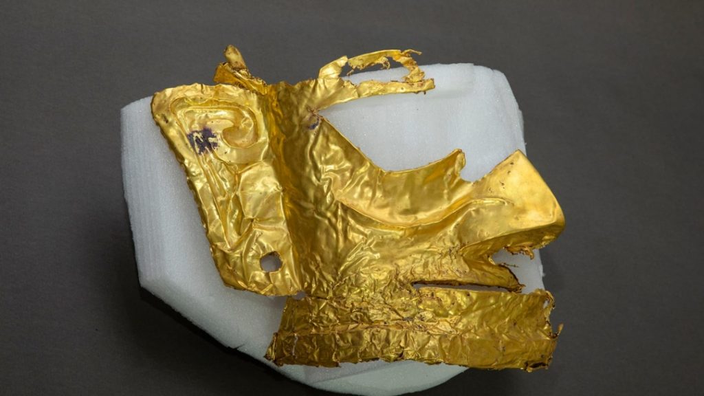 В Китае археологи обнаружили золотую маску возрастом 3 тысячи лет (ФОТО) 5