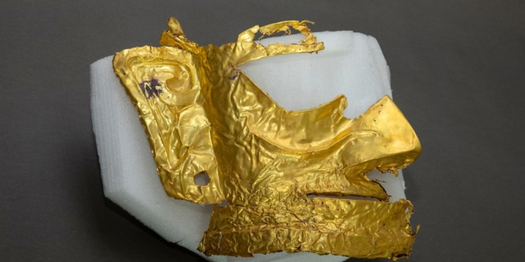 В Китае археологи обнаружили золотую маску возрастом 3 тысячи лет (ФОТО)