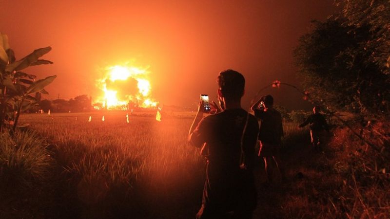 Пожар на нефтеперерабатывающем заводе в Индонезии: известно о 20 пострадавших (ФОТО) 5