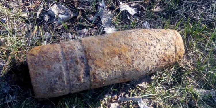 В Николаеве у детской площадки нашли артснаряд (ФОТО)