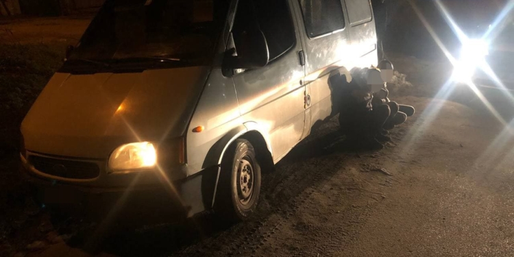 В Николаеве патрульные по горячим следам нашли угнанный автомобиль и задержали угонщиков (ФОТО)
