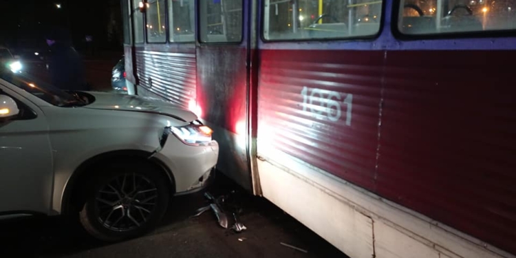 Не заметил? В Николаеве кроссовер врезался в трамвай (ФОТО)