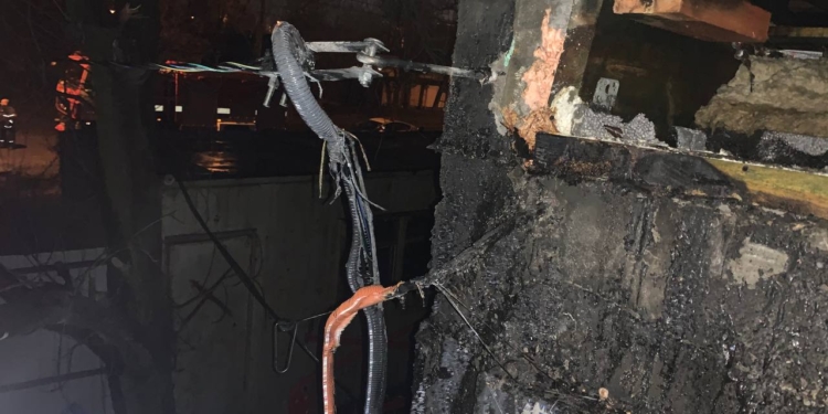 Ночью в Николаеве загорелся утеплитель на доме (ФОТО)