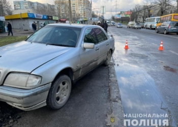 В Николаеве Mercedes вылетел на тротуар и сбил девочку-подростка – полиция ищет свидетелей (ФОТО)