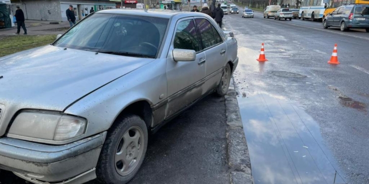 В Николаеве Mercedes вылетел на тротуар и сбил девочку-подростка – полиция ищет свидетелей (ФОТО)