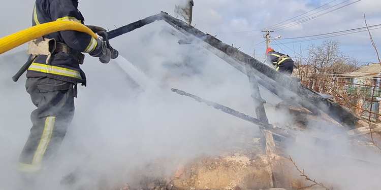Николаевские спасатели тушили дома – с людьми и без людей (ФОТО)