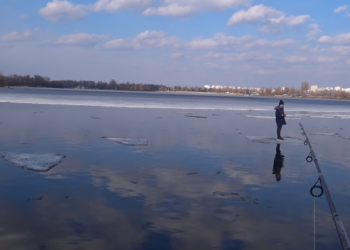Рыбак спиннингом выудил со льдины ребенка в Киеве (ВИДЕО)