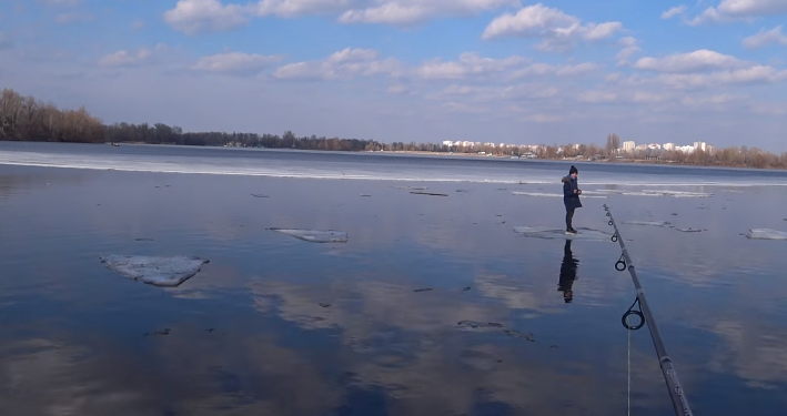 Рыбак спиннингом выудил со льдины ребенка в Киеве (ВИДЕО)