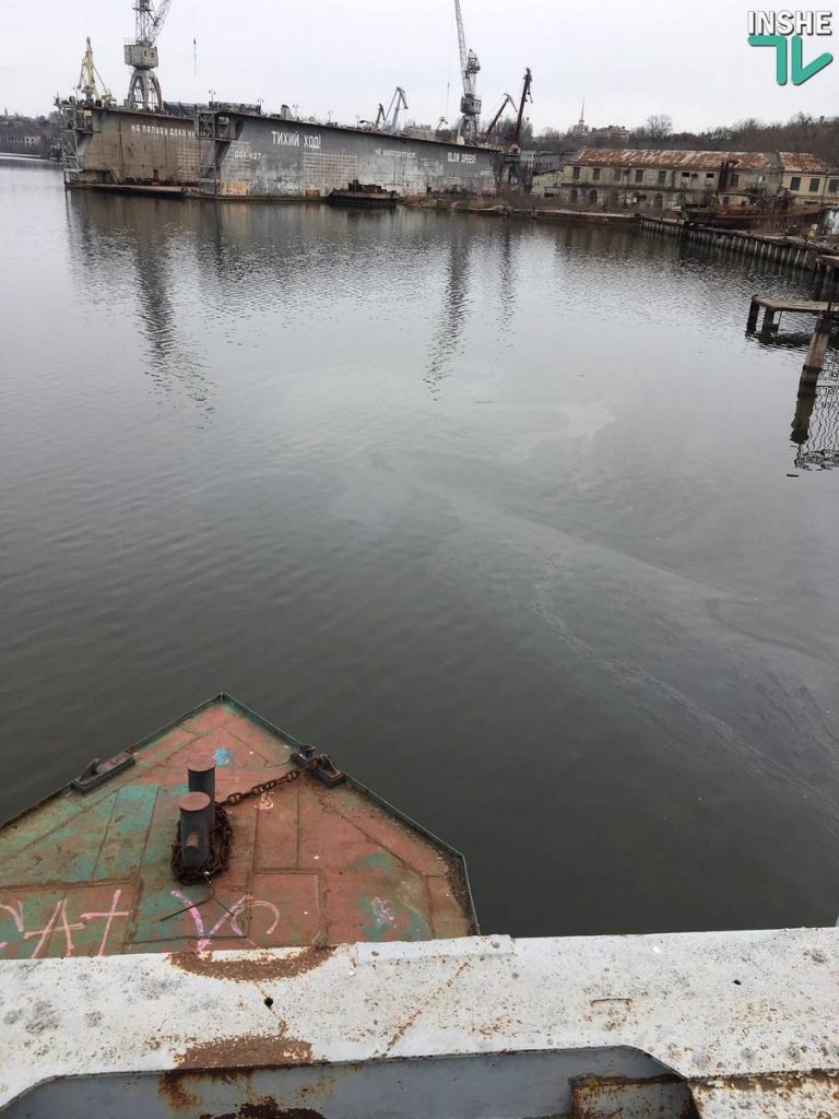 У понтонного моста в Николаеве - разлив неизвестного вещества (ФОТО, ВИДЕО) 3