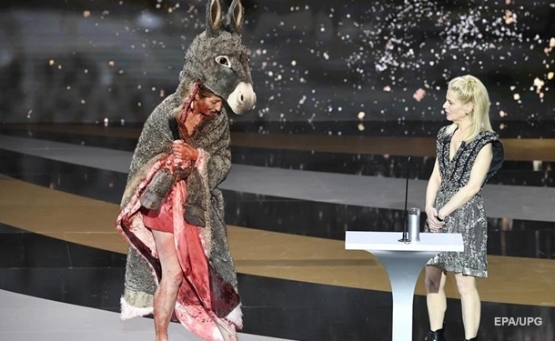 Антикарантинные протесты: актриса разделась на вручении премии Сезар (ВИДЕО)