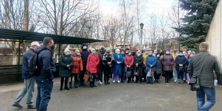 В Николаеве протестовали работники горбольницы №3 – они не получили положенных 300% зарплаты (ФОТО)