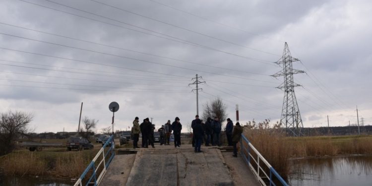 Затонувший под весом фур мост в Снигиревском районе: сегодня планируют достать понтоны из воды и начать из ремонтировать (ФОТО)