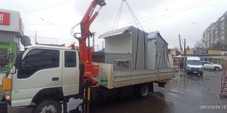 У Центрального рынка в Николаеве демонтировали 7 самовольно установленных киосков (ФОТО)