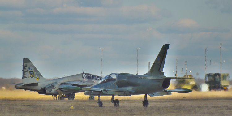 В николаевской бригаде тактической авиации учатся отражать нападение на аэродром и выводить из-под удара самолеты (ФОТО)