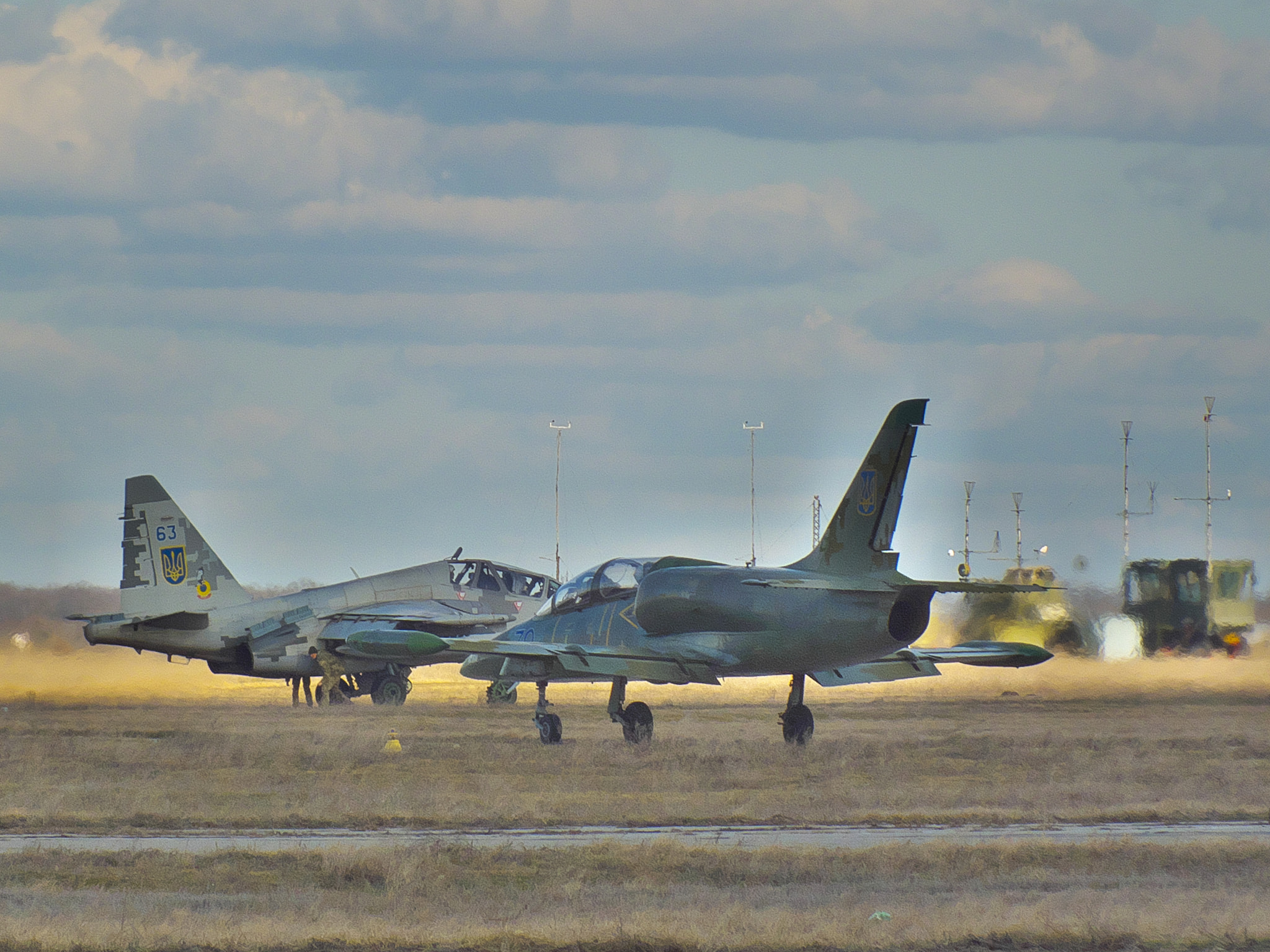 В николаевской бригаде тактической авиации учатся отражать нападение на аэродром и выводить из-под удара самолеты (ФОТО)