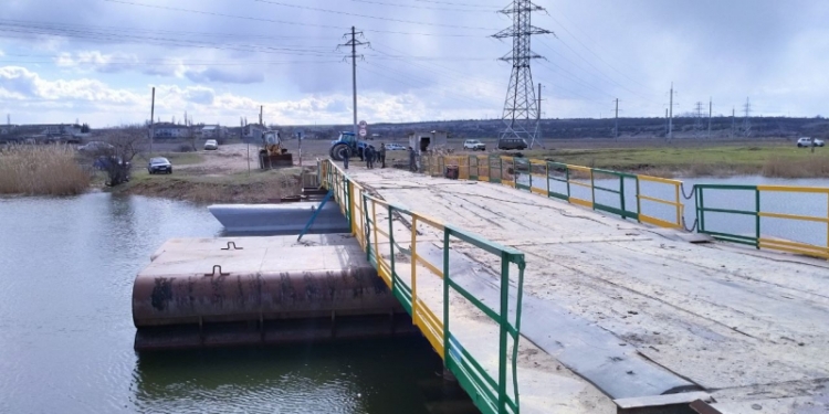 В Снигиревском районе восстановили утопленный фурами понтонный мост (ФОТО)