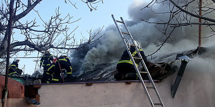В Южноукраинске горел гараж, в Вознесенске – летняя кухня (ФОТО)