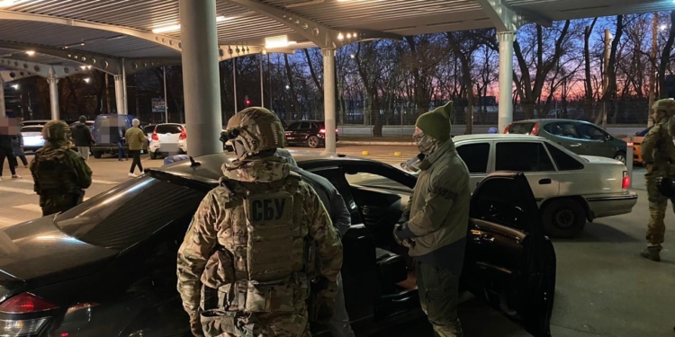 В Николаеве задержали группу фальшивомонетчиков – ежемесячно «рисовали» до 100 тысяч долларов (ФОТО)