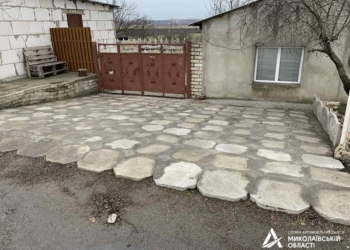 На Николаевщине «предприимчивый» гражданин украл бетонные плиты водосброса с дороги Н-24, чтобы выложить ими подъезд к своему двору (ФОТО)