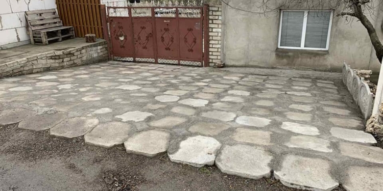На Николаевщине «предприимчивый» гражданин украл бетонные плиты водосброса с дороги Н-24, чтобы выложить ими подъезд к своему двору (ФОТО)