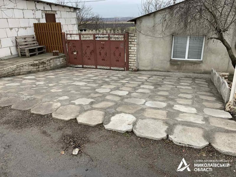 На Николаевщине «предприимчивый» гражданин украл бетонные плиты водосброса с дороги Н-24, чтобы выложить ими подъезд к своему двору (ФОТО)
