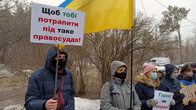 “Щоб тобі під таке правосуддя”. В Конча-Заспе под домом Зеленского сторонники Стерненко провели акцию (ФОТО, ВИДЕО)
