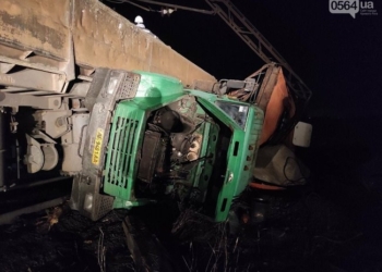 В Кривом Роге на СевГОКе поезд врезался в грузовик с людьми – 5 пострадавших (ФОТО)