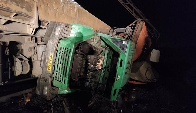 В Кривом Роге на СевГОКе поезд врезался в грузовик с людьми – 5 пострадавших (ФОТО)