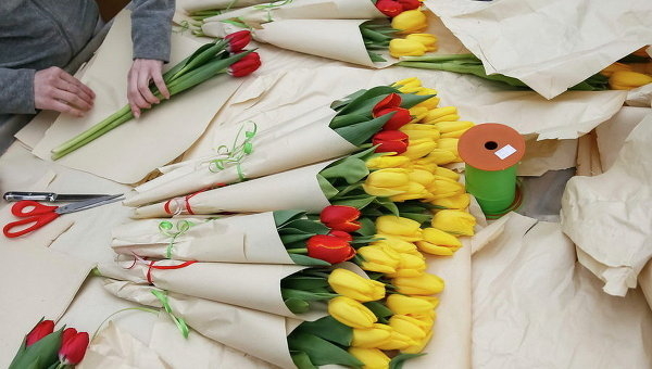 Голые купания и бесплатный стриптиз: как отмечают весенний праздник женщины в разных странах