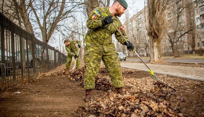 Толока. Канадские инструкторы чистили территорию госпиталя в Николаеве (ФОТО)