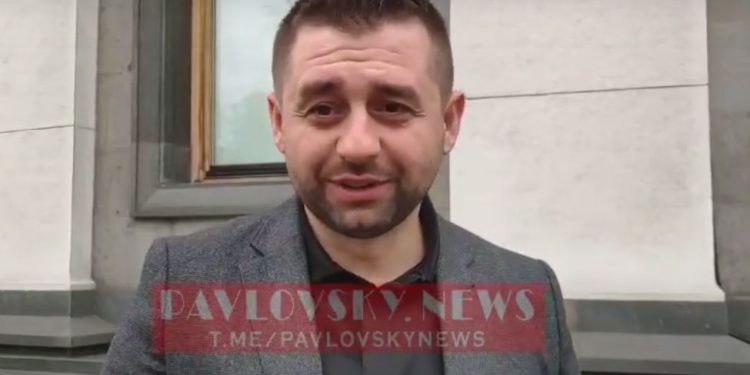 Сам еле сдерживаюсь, – Арахамия прокомментировал мат Арестовича (ВИДЕО)