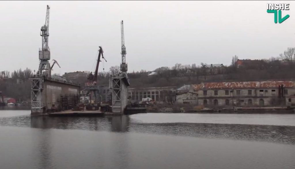 У понтонного моста в Николаеве - разлив неизвестного вещества (ФОТО, ВИДЕО) 11