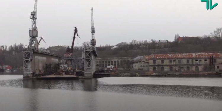 У понтонного моста в Николаеве – разлив неизвестного вещества (ФОТО, ВИДЕО)
