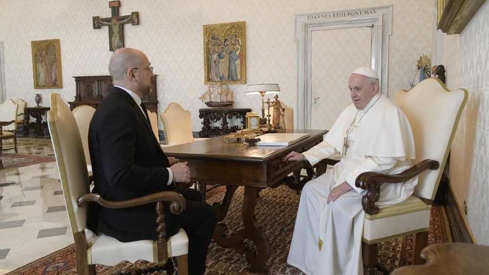 Папа Римский встретился с премьер-министром Украины - говорили о коронавирусе и Донбассе (ФОТО, ВИДЕО) 3