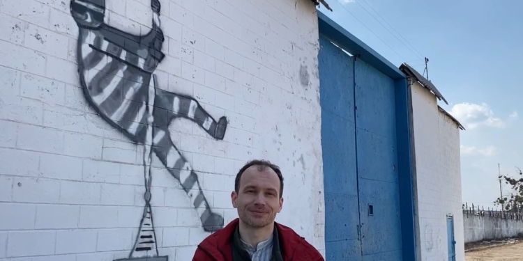 В подражание Бэнкси. Малюська нарисовал бегство заключенного на стене выставленной на аукцион тюрьмы (ВИДЕО)