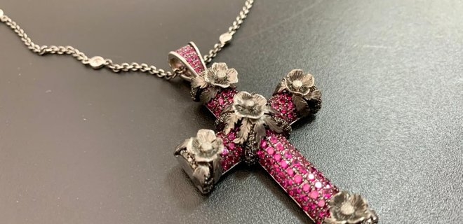 Кто-то останется без подарка. В посылке вместо бижутерии таможенники обнаружили крест с 300 бриллиантами и рубинами (ФОТО)