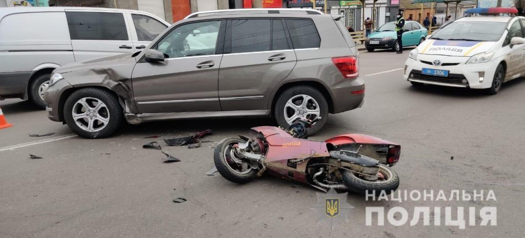 В Николаеве "Мерседес" сбил мопед. Его водитель в коме, за рулем авто была жена экс-чиновника и депутата 1