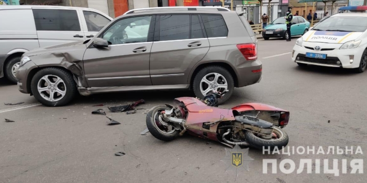 В Николаеве “Мерседес” сбил мопед. Его водитель в коме, за рулем авто была жена экс-чиновника и депутата
