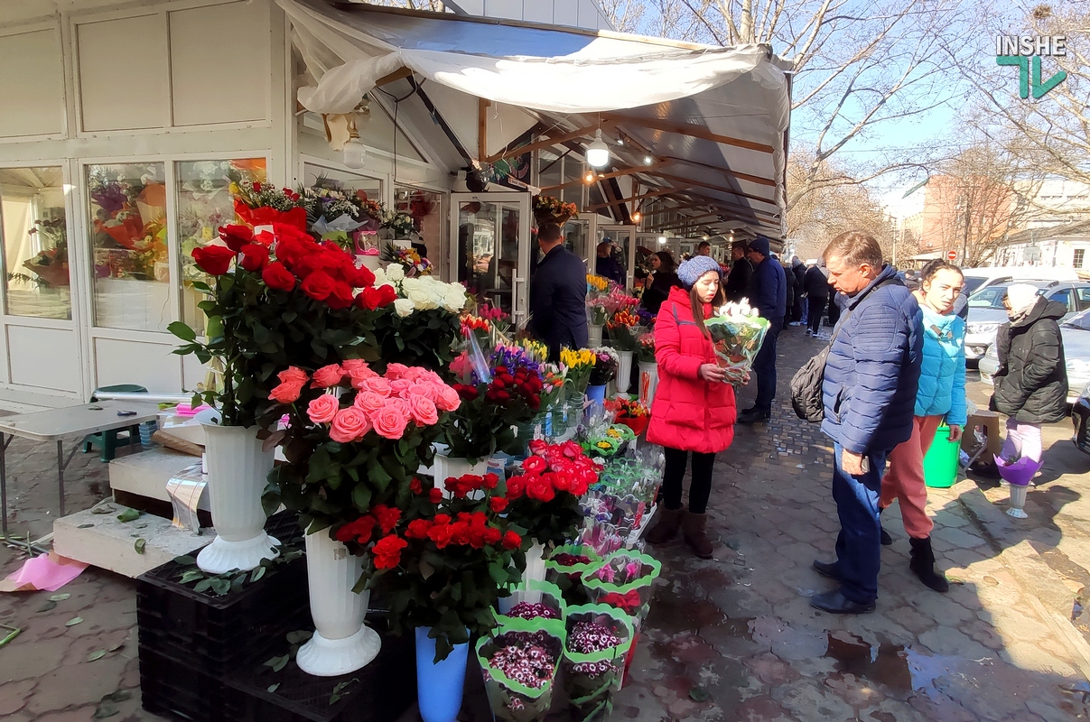Последний шанс. На цветочном рынке Николаева столпотворение. Цены разные (ФОТО)