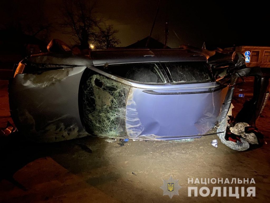 Ночью в Вознесенске пьяный 20-летний водитель влетел в електроопору: 4 человека в больнице 1