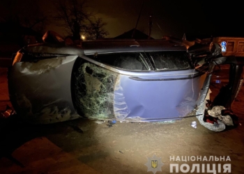 Ночью в Вознесенске пьяный 20-летний водитель влетел в електроопору: 4 человека в больнице